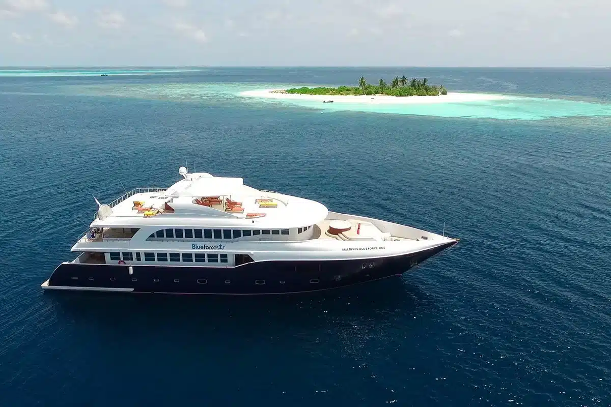 Liveaboard Scuba Tours1